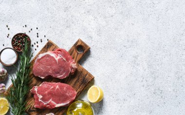 Biftek, tuz, biber ve limon karışımı. Kopyalama alanı olan üst görünüm