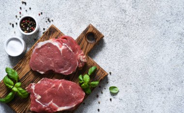 Tahtada fesleğenli biftek pişireceğim. Yukarıdan görüntüle