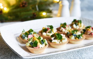 Yengeç çubuklu tart ve mısır ve şampanya Yeni yıl masasında bir bardakta.