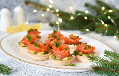 Avokado ve somon aperatifleri yeni yıl masasında. Balıklı tart..