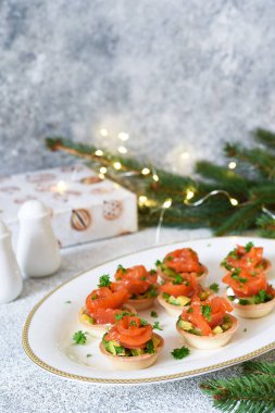 Avokado ve somon aperatifleri yeni yıl masasında. Balıklı tart..