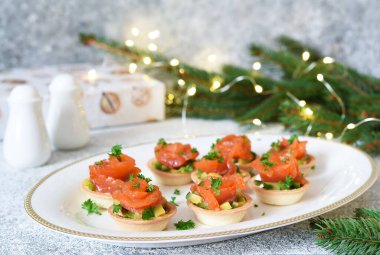 Avokado ve somon aperatifleri yeni yıl masasında. Balıklı tart..