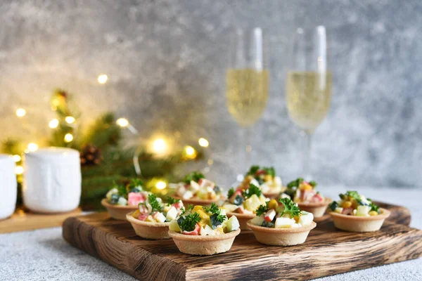 Tartlets Com Paus Caranguejo Milho Champanhe Copo Mesa Ano Novo — Fotografia de Stock