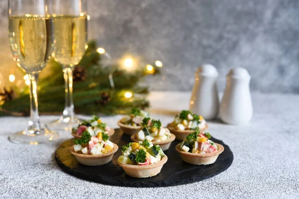 Tartlets Com Paus Caranguejo Milho Champanhe Copo Mesa Ano Novo — Fotografia de Stock