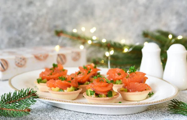 Avocado Und Lachs Als Vorspeise Auf Dem Neujahrstisch Törtchen Mit — Stockfoto