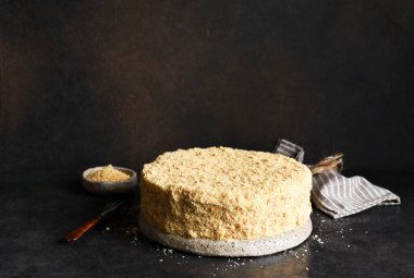 Koyu beton arka planda kremalı klasik Napolyon..