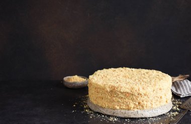 Koyu beton arka planda kremalı klasik Napolyon..