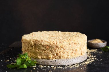 Koyu beton arka planda kremalı klasik Napolyon..