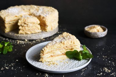 Koyu beton arka planda kremalı Napolyon pastası. Yatay odak.