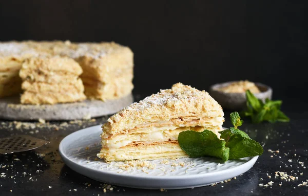 Fetta Torta Napoleonica Con Crema Fondo Cemento Scuro Focus Orizzontale — Foto Stock