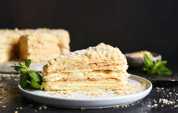 Rebanada Pastel Napoleón Con Natillas Sobre Fondo Hormigón Oscuro Enfoque —  Fotos de Stock