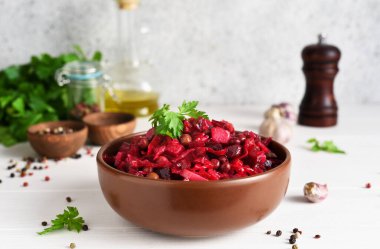 Pancarlı geleneksel Rus salatası. Vinaigrette sosu. Kök sebze salatası.