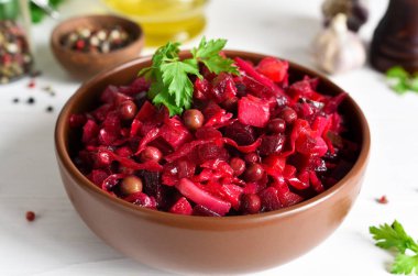 Pancarlı geleneksel Rus salatası. Vinaigrette sosu. Kök sebze salatası.