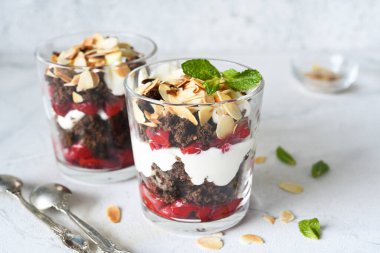 Hafif beton arka planda bir bardakta kara orman tatlısı. Geleneksel Alman tatlısı. Kara Orman keki..