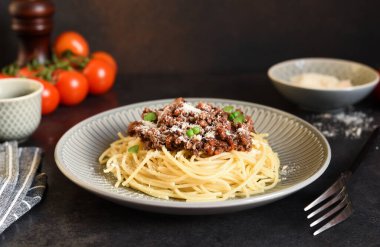 Bolonez soslu spagetti, fesleğen ve parmesan..