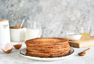Kahvaltı tabağında hafif arka planda bir yığın krep. Sabah kahvaltısında krep..