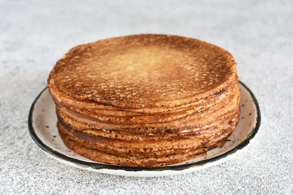 Stapelweise Pfannkuchen Auf Dem Frühstücksteller Vor Hellem Hintergrund Pfannkuchen Morgen — Stockfoto