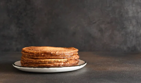 Stapelweise Pfannkuchen Auf Dem Teller Vor Dunklem Hintergrund Dünne Pfannkuchen — Stockfoto