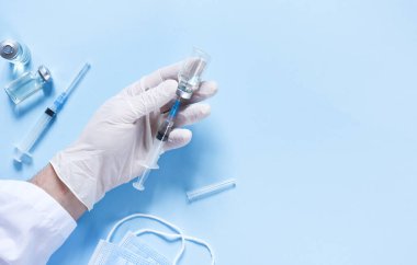 Yeni Corona Virüsü SARS-CoV-2 'ye karşı aşı: SARS-CoV-2 aşısıyla hazırlanmış bir şırınga.