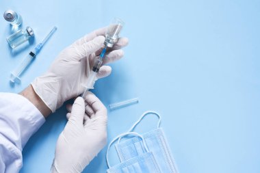 Yeni Corona Virüsü SARS-CoV-2 'ye karşı aşı: SARS-CoV-2 aşısıyla hazırlanmış bir şırınga.