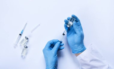 Yeni Corona Virüsü SARS-CoV-2 'ye karşı aşı: SARS-CoV-2 aşısıyla hazırlanmış bir şırınga.