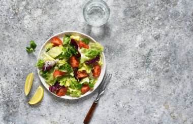 Sebzeli salata, domatesli ve soslu beton kaplama..