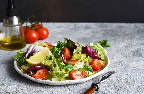 Gemüsemischsalat Mit Tomaten Und Soße Auf Betongrund — Stockfoto