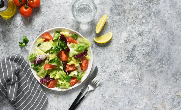 Sebzeli salata, domatesli ve soslu beton kaplama..