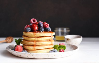 Kahvaltıda böğürtlenli krep ve akçaağaç pekmezi. 