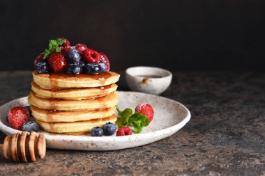 Kahvaltı için böğürtlenli krep ve akçaağaç şurubu..
