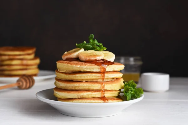 Hausgemachte Pfannkuchen Mit Banane Und Sirup Zum Frühstück Auf Dem — Stockfoto