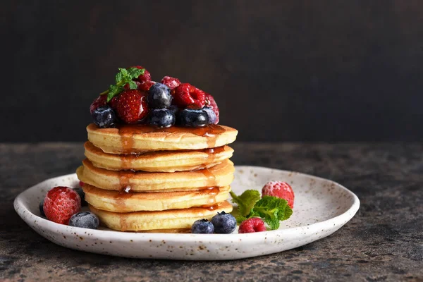 Kahvaltı için böğürtlenli krep ve akçaağaç şurubu..