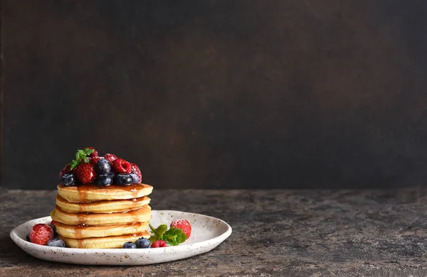 Panquecas Com Bagas Xarope Bordo Para Café Manhã Fundo Concreto — Fotografia de Stock