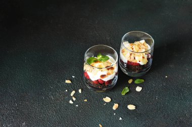 Koyu yeşil arka planda kirazlı kara orman. Geleneksel Alman tatlısı. Yatay odak.