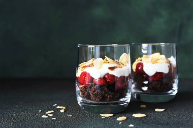 Bardakta kirazlı kara orman tatlısı. Geleneksel Alman tatlısı.