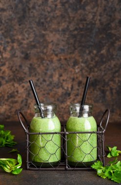 Detoks menüsü. Kavanozda koyu beton bir arka planda ıspanaklı sebze suyu..