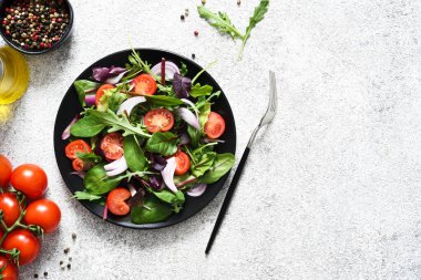 Salatayı domates, soğan ve zeytinyağıyla siyah tabakta karıştır. Detoks menüsü. Keto diyeti..