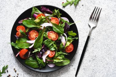 Salatayı domates, soğan ve zeytinyağıyla siyah tabakta karıştır. Detoks menüsü. Keto diyeti..