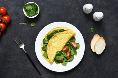 Kahvaltı için ıspanaklı omlet beton kaplama bir tabakta. Metin için boşluk olan üst görünüm.