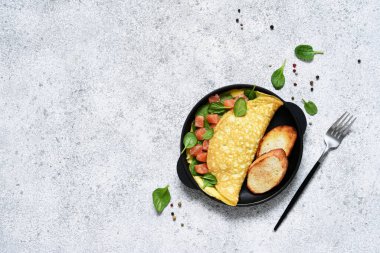 Kahvaltıda somon ve ıspanaklı omlet ve ekmek hamuru. Günaydın..