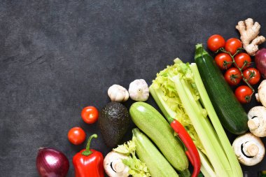 Gıda alışverişi ya da teslimat konsepti, kese kağıdında taze sebzeler.