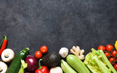 Gıda alışverişi ya da teslimat konsepti, kese kağıdında taze sebzeler.