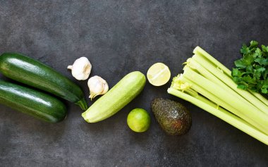 Vejetaryen gıda alışverişi ya da teslimat konsepti, kese kağıdında taze yeşil ürün.