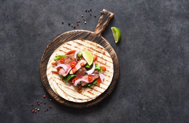 Izgara biftek. Fajitos, salsa soslu tortilla, acı biber ve sığır eti..