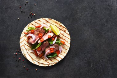 Izgara biftek. Fajitos, salsa soslu tortilla, acı biber ve sığır eti..