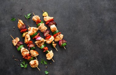 Tavuk şiş ve sebze: biber, soğan, kabak ve şiş. Tavuk fileto ve ızgara sebze..