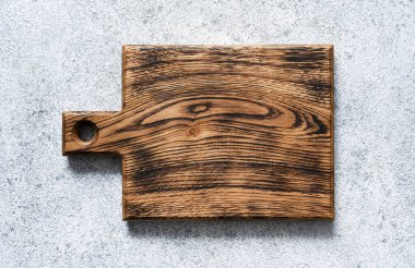 Hafif beton arka planda tahta kesme.