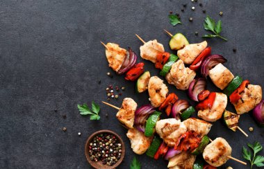 Tavuk şiş ve sebze: biber, soğan, kabak ve şiş. Tavuk fileto ve ızgara sebze..