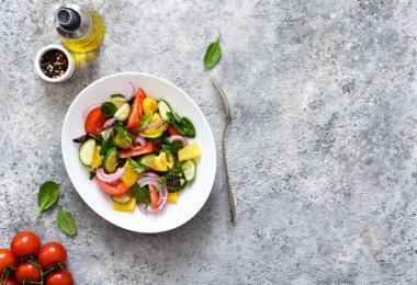 Salatayı biberle, domatesle ve salatalıkla karıştır. Ala Yunan salatası.