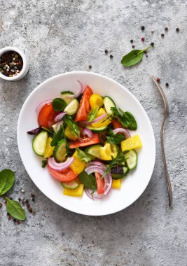 Salatayı biberle, domatesle ve salatalıkla karıştır. Ala Yunan salatası.